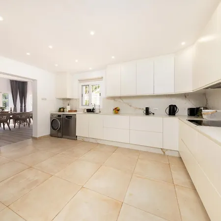 Ellen View A Heated Pool Luxury Willa