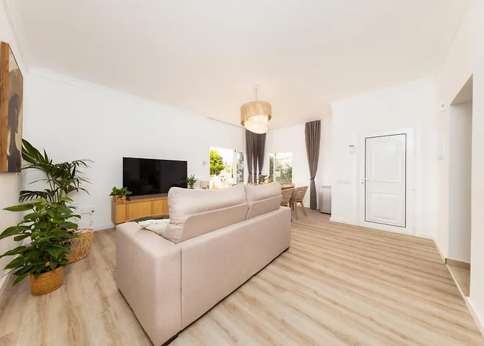 Ellen View A Heated Pool Luxury Вілла Адехе